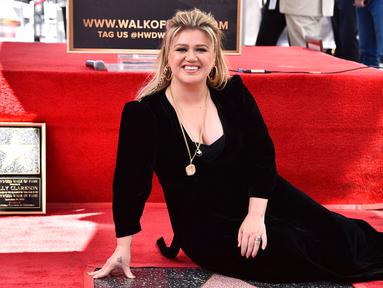 Penyanyi dan pembawa acara talk show Kelly Clarkson berpose saat meraih bintang Hollywood Walk of Fame di Los Angeles, Amerika Serikat, 19 September 2022. Setelah 20 tahun memenangkan musim perdana acara kompetisi menyanyi, Kelly Clarkson akhirnya diakui sebagai bintang di Hollywood Walk of Fame. (Photo by Jordan Strauss/Invision/AP)