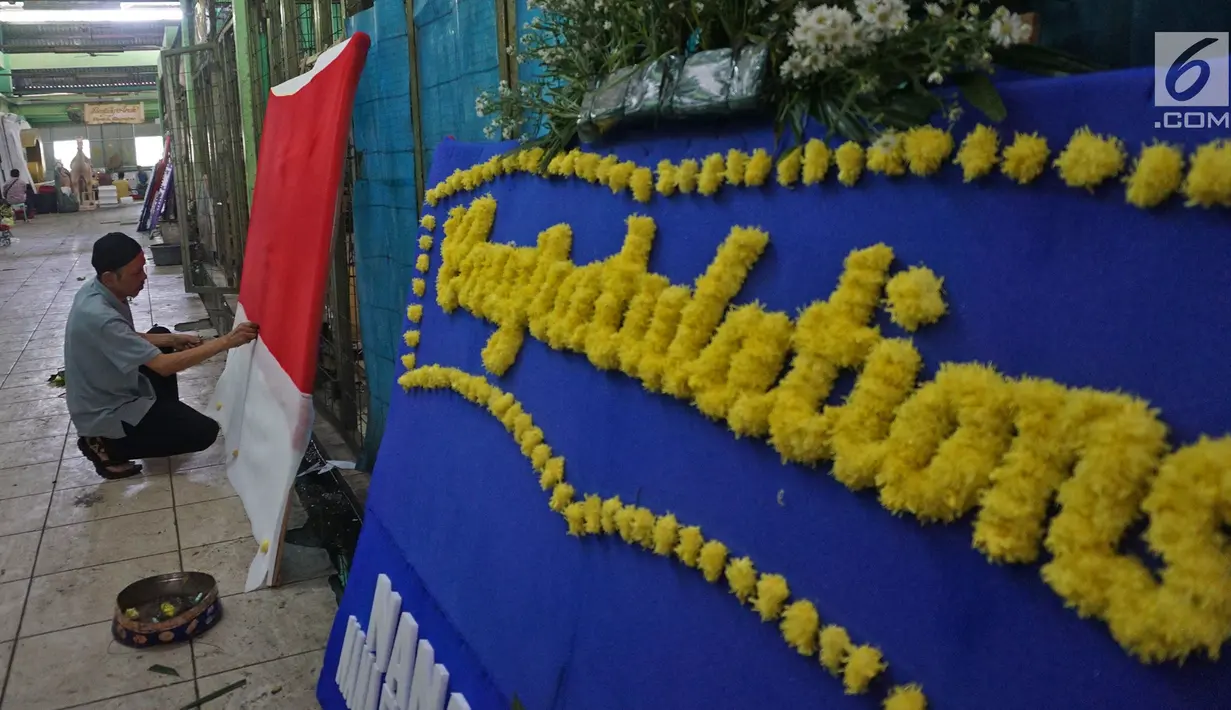 Pekerja membuat pesanan papan karangan bunga di Pasar Bunga Rawa Belong Jakarta, Selasa (25/7/2019). Dinas Ketahanan Pangan Kelautan dan Pertanian (KPKP) DKI Jakarta berencana merevitalisasi Pasar Bunga Rawa Belong dalam waktu dekat. (Liputan6.com/Herman Zakharia)