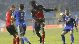 Pemain Bosnia, Sead Kolasinac (2kiri) berebut bola pemain Belgia, Michy Batshuayi (2kanan) pada kualifikasi Piala Dunia 2018 grup H di Grbavica stadium, Sarajevo, Bosnia, (7/10/2017). Belgia menang 4-3. (AP/Amel Emric)