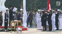 Presiden Joko Widodo (Jokowi) membacakan sumpah pelantikan yang diikuti oleh ratusan Calon Perwira Remaja (Capaja) TNI-Polri pada upacara Prasetya Perwira Remaja (Praspa) 2017 di Istana Merdeka, Selasa (25/7). (Liputan6.com/Angga Yuniar)