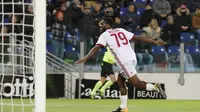 Pemain  AC Milan, Franck Kessie, merayakan gol ke gawang Cagliari pada pertandingan lanjutan Serie A, di Sardegna Arena Stadium, Senin (22/1/2018) dini hari WIB. (AP/Fabio Murru).