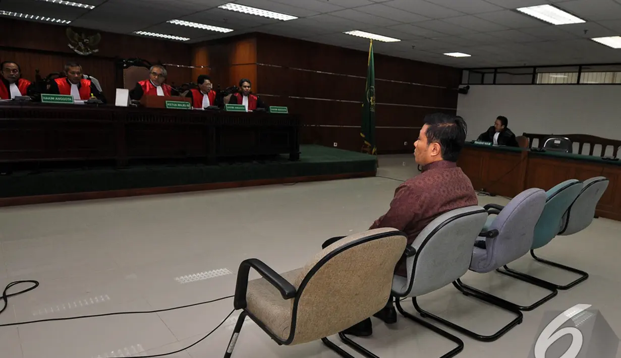  Terdakwa kasus korupsi Hambalang Machfud Suroso mennyimak dakwaan jaksa di Pengadilan Tipikor, Jakarta, Kamis (18/12/2014). (Liputan6.com/Miftahul Hayat)