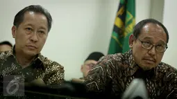 Ketua Umum DPP Partai Persatuan Pembangunan (PPP) Djan Faridz (kanan) didampingi Waketum DPP PPP Humphrey Djemat saat memberikan keterangan pers terkait pemecatan Lulung di Kantor DPP PPP, Jakarta, Senin (13/3). (Liputan6.com/Faizal Fanani)