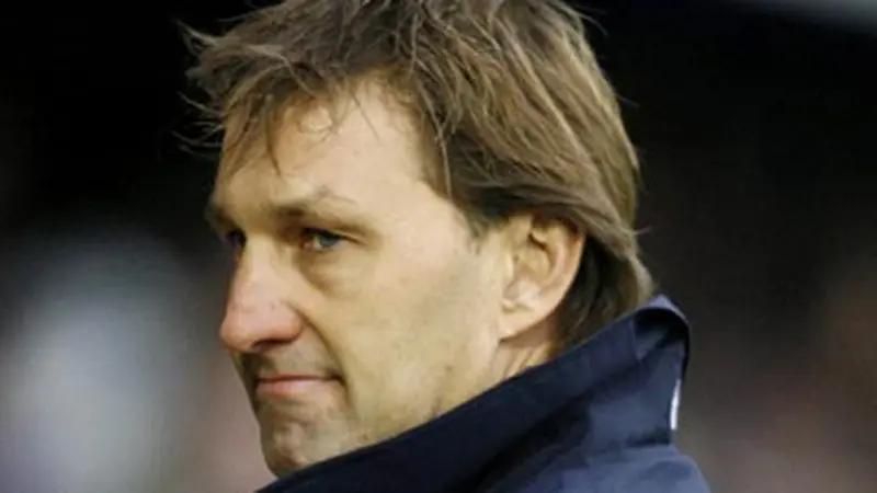 Bek legendaris Arsenal Tony Adams dipercaya menangani Granada. 