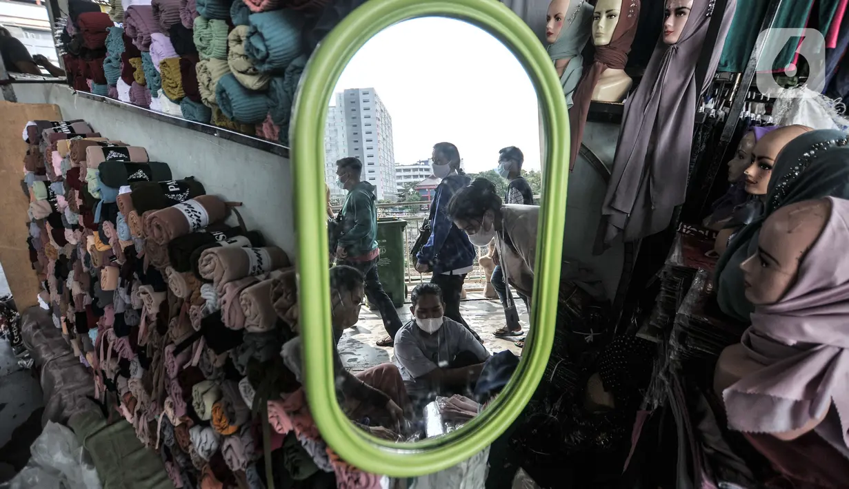 Pengunjung memilih pakaian di Skybridge Pasar Tanah Abang, Jakarta, Rabu (28/4/2021). Pedagang mengaku penjualan meningkat hingga 50 persen dibandingkan bulan sebelumnya. (merdeka.com/Iqbal S. Nugroho)