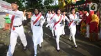 Petugas saat melakukan upacara Hari Ulang Tahun ke-77 Republik Indonesia di RW 04 Kebun Melati, Jakarta, Rabu (17/8/2022). Peringatan Hari Ulang Tahun Republik Indonesia telah menjadi tradisi di kampung tersebut sejak tahun 1975. (merdeka.com/Imam Buhori)