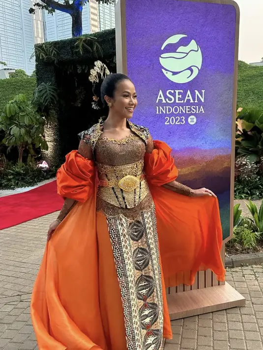 Pesonanya begitu elegan dalam balutan wastra yang megah.   [Foto: Instagram/ Yura Yunita]
