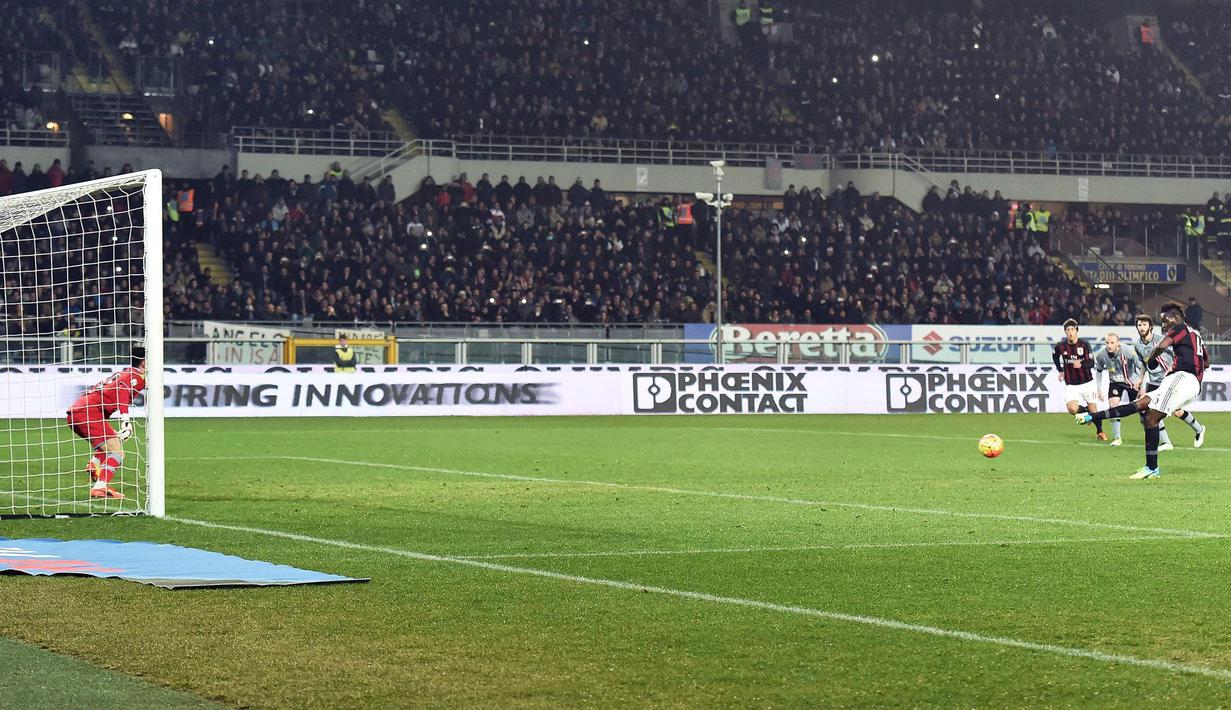 Pemain AC Milan, Mario Balotelli, saat mencetak gol tunggal AC Milan ke gawang Alessandria melalui penalti di menit ke-42 dalam leg pertama semifinal Coppa Italia di Stadion Olimpico, Roma, Rabu (27/1/2016) dini hari WIB. (EPA/Andrea Di Marco) 