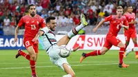 Gelandang Portugal Bruno Fernandes, tengah, berebut bola dengan bek Swiss Ricardo Rodriguez, kiri, dan bek Swiss Nico Elvedi, kanan, selama pertandingan sepak bola grup A2 UEFA Nations League antara Swiss dan Portugal di stadion Stade de Geneve, di Jenewa, Swiss, Minggu, 12 Juni 2022. (Jean-Christophe Bott/Keystone via AP)