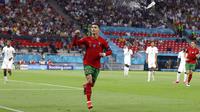 Pemain Portugal Cristiano Ronaldo melakukan selebrasi usai mencetak gol ke gawang Prancis pada pertandingan Grup F Euro 2020 di Puskas Arena, Budapest, Hungaria, Rabu (23/6/2021). Laga berakhir imbang 2-2. (Bernadett Szabo, Pool photo via AP)