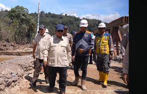 Presiden Prabowo Subianto meninjau pembangunan Jembatan Bailey Sungai Garoga di Tapanuli Selatan, Sumatra Utara (Sumut), Rabu (31/12/2025). (YouTube Sekretariat Presiden)