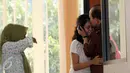 Terdakwa suap SKK Migas dan Kementerian ESDM, Sutan Bhatoegana mencium kening anaknya sebelum sidang pembacaan vonis di Pengadilan Tipikor, Jakarta, Rabu (19/8). Majelis Hakim memvonis Sutan dengan pidana penjara 10 Tahun. (Liputan6.com/Helmi Afandi)