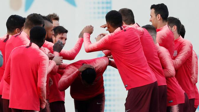 Para pemain Barcelona berlatih bersama jelang menghadapi Manchester United (MU) pada leg kedua babak perempat final Liga Champions 2018/19 di Sant Joan Despi, 15 April 2019. Barcelona akan menjamu MU di Camp Nou. (REUTERS/Albert Gea)