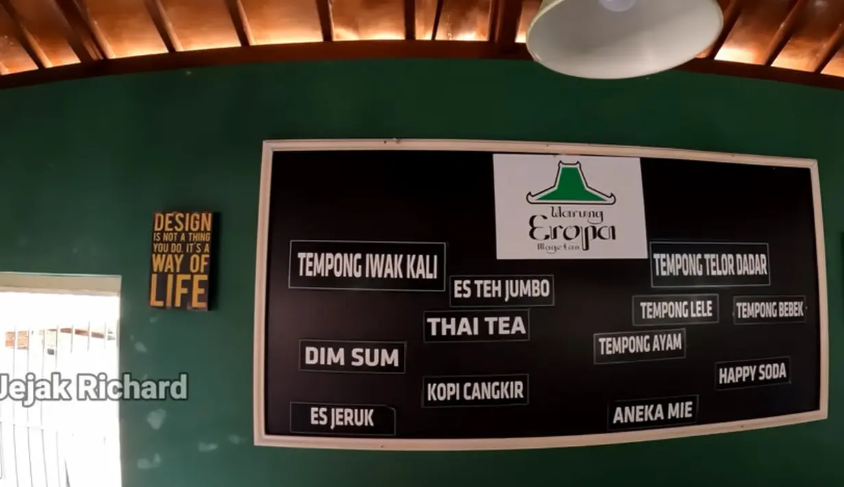 Nuansa tradisional begitu terasa meski warung tersebut bernama Warung Eropa. Ternyata, nama tersebut merupakan singkatan dari Warung Es Karo Panganan (Warung es dan makanan).  Daftar menu yang berbeda dari yang lain. [Youtube/Jejak Richard]