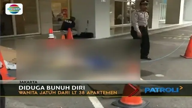 Seorang ibu rumah tangga tewas setelah jatuh dari lantai 38 sebuah apartemen di Jakarta Timur. Diduga korban bunuh diri.