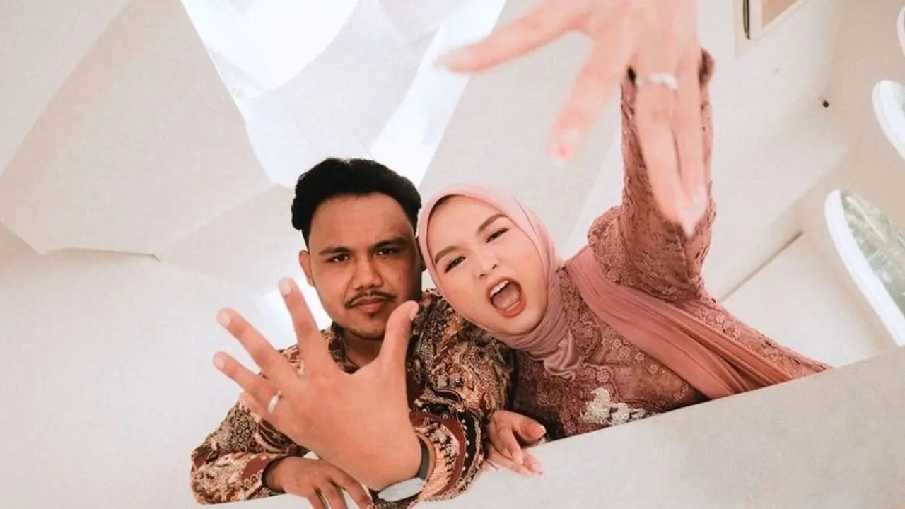 Gaya Salma Salsabil Saat Bertunangan dengan Dimansyah Laitupa. (Dok: IG https://www.instagram.com/p/DEzx1h3vwF3/?img_index=4&igsh=MWRzZnYyejNob2o2cA==)