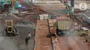 Aktivitas di proyek pembangunan jalan tol Cinere-Jagorawi (Cijago) Seksi III, Kawasan Depok, Jakarta, Jumat (29/7/2022). Proyek strategis Nasional (PSN) Jalan Tol Cijago Seksi III ini merupakan tahapan terakhir yang menghubungkan kawasan Kukusan - Simpang Krukut yang tersambung dengan Jalan Tol Depok - Antasari (Desari) dan Simpang Krukut - cinere yang tersambung dengan Tol Serpong - Cinere dan ditargetkan selesai pada Oktober 2022 mendatang. (Liputan6.com/Johan Tallo)