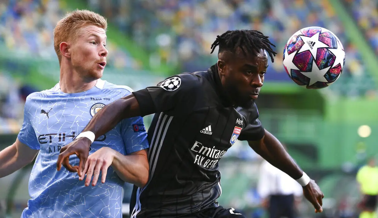 Pemain Lyon, Maxwel Cornet, berebut bola dengan pemain Manchester City, Kevin De Bruyne, pada perempat final Liga Champions di Stadion Jose Alvalade, Sabtu (15/8/2020). Lyon menang 3-1 atas Manchester City. (Franck Fife/Pool/via AP)