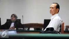 Terdakwa Mantan Menteri Agama Suryadharma Ali menjalani sidang pembacaan putusan sela di Pengadilan Tipikor, Jakarta, Senin (21/9/2015). Majelis Hakim menolak nota keberatan dugaan korupsi dalam penyelenggaraan ibadah haji. (Liputan6.com/Helmi Afandi)