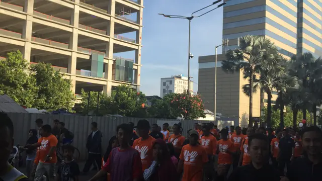 Masyarakat antusias mengikuti jalan sehat dalam rangkaian peringatan satu dasawarsa Bawaslu