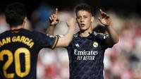Pemain Real Madrid, Arda Guler melakukan selebrasi setelah mencetak gol ke gawang Granda pada laga lanjutan Liga Spanyol 2023/2024 di Nuevo Los Carmenes Stadium, Granada, Sabtu (11/05/2024). (AP Photo/Fermin Rodriguez)