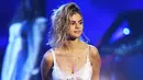 Di Amrican Music Awards 2017, suara emas Selena sudah kembali terdengar. Hadir dengan penampilan barunya, rambut pendek berwarna pirang, Selena pastinya berhasil mencuri perhatian orang-orang  di sekitar. (AFP/Kevin Winter)