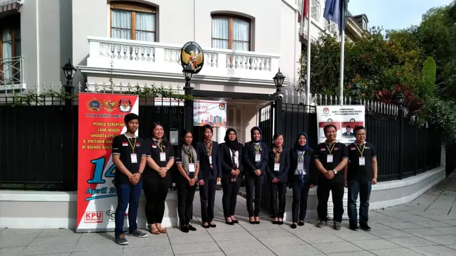 Para WNI yang berada di Argentina tengah mengantri untuk menggunakan hak pilih mereka pada Pemilihan Umum serentak di TPS Buenos Aires (KBRI Buenos Aires)