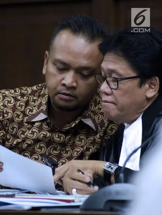 Direktur Operasional PT Murakabi Sejahtera, Irvanto Hendra Pambudi Cahyo (kiri) saat sidang lanjutan dugaan korupsi proyek pengadaan e-KTP di Pengadilan Tipikor, Jakarta, Selasa (7/8). Sidang mendengar keterangan saksi. (Liputan6.com/Helmi Fithriansyah)