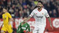 1. Ever Banega - Gelandang Sevilla mengalami cedera di kaki kiri karena retak di bagian tibia. Hal itu yang disebabkan terlindas oleh mobil sendiri yang lupa mengaktifkan rem tangan saat parkir. (AFP/Cristina Cuiler)