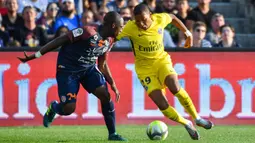 Striker Paris Saint-Germain, Kylian Mbappe, berusaha melewati bek Montpellier, Jérôme Roussillon, pada laga Liga 1 Prancis, di Stadion de la Mosson, Sabtu (23/9/2017). Kedua tim bermain imbang 0-0. (AFP/Pascal Guyot)