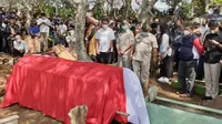 Juru Bicara Satgas Penanganan COVID-19 Wiku Adisasmito ikut menghadiri pemakaman Almarhum Ketua Dewan Pengawas BPJS Kesehatan Achmad Yurianto di Tempat Pemakaman Umum (TPU) Dadaprejo, Kota Batu, Malang, Jawa Timur, Minggu (22/5/2022). (Dok Egy Massadiah/pernah menjabat Staf Khusus Kepala BNPB periode 2019-2021 Doni Monardo)