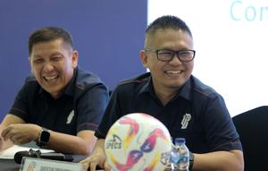 Direktur utama PT Liga Indonesia Baru (LIB), Ferry Paulus bersama Direktur Operasional,&nbsp;Asep Saputra berbincang dengan awak media di Kantor PT LIB di kawasan Senayan, Jakarta, Kamis (15/5/2025). (Bola.com/Bagaskara Lazuardi)
