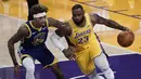 Pebasket LA Lakers LeBron James (kanan) berupaya melewati hadangan pebasket Golden State Warriors Kelly Oubre Jr. dalam pertandingan NBA di Staples Center,  Los Angeles, California, Amerika Serikat, Senin (18/1/2020). (AP Photo/Jae C. Hong)