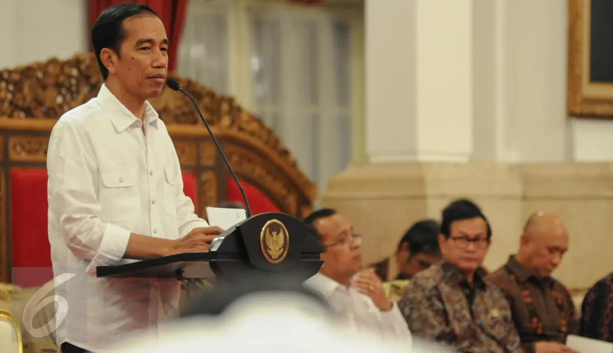 Presiden Jokowi memberikan paparan pada sidang Kabinet Paripurna di Istana Negara, Jakarta, Jumat (9/9). Sidang kabinet paripurna tersebut membahas hasil kunjungan kerja presiden ke Tiongkok dan Laos. (Liputan6.com/Faizal Fanani)