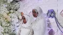Dalam video yang beredar tersebut, duda satu anak itu terlihat lanjar mengucapkan ijab kabul dan disambut. Saat mengucapkan ijab tersebut, Bella terlihat diruangan berbeda dengan nuansa putih. (Instagram/melly_goeslaw)