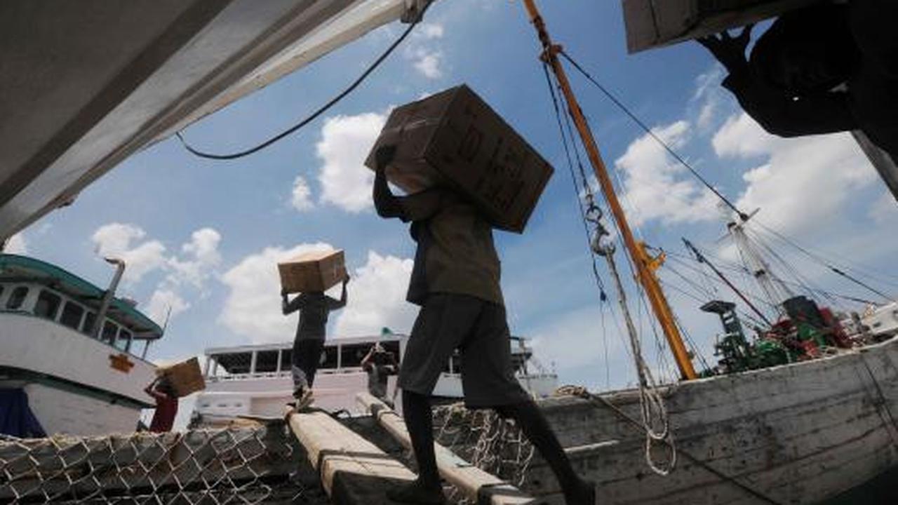 Kesibukan pengangkut barang di Sunda Kelapa jelang akhir tahun