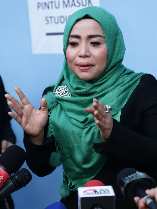 "Kalau jodoh, Insha Allah soleh sama yang ini. Kalau berjodoh sama siapapun Insha Allah soleh," ujar Ustad Zacky Mirza di kawasan Tendean, Jakarta Selatan, Senin (25/1/2016). (Andy Masela/Bintang.com)