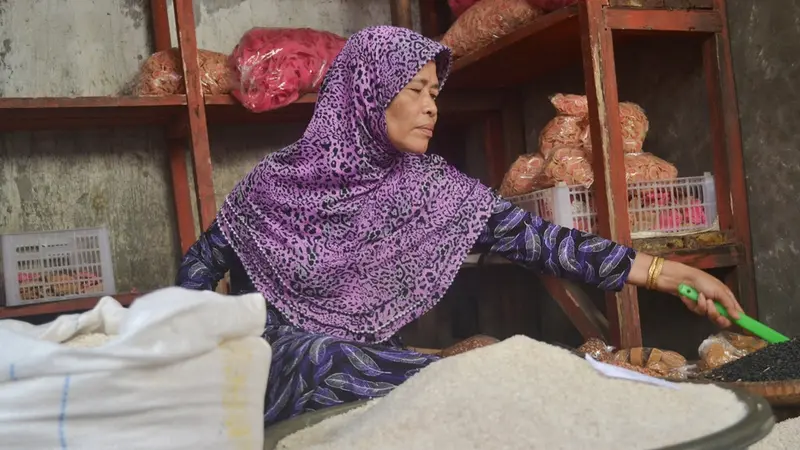 Pedagang beras di pasar tradisional, Cinangsi Kecamatan Gandrungmangu, Cilacap. (Liputan6.com/Muhamad Ridlo)