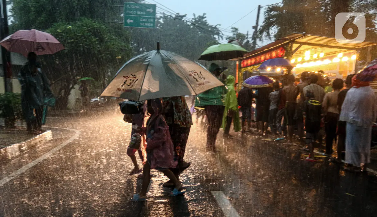 Sejumlah warga antre untuk mendapat takjil gratis di Jalan Cempaka Putih Tengah XXI, Jakarta, Selasa (5/4/2022). Sekitar 200 paket berbuka yang merupakan donasi dari warga dan sejumlah organisasi dibagikan secara gratis selama bulan Ramadhan tahun ini. (Liputan6.com/Herman Zakharia)
