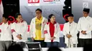 Capres nomor urut 01 Joko Widodo dan Cawapres Ma'ruf Amin dan Tim Kampanye Nasional usai Debat Pilpres 2019 kelima di Jakarta, Sabtu (13/4).Debat kelima merupakan debat terakhir dalam masa kampanye yang mengambil tema Ekonomi, Kesejahteraan Sosial, Keuangan dan Investasi. (Liputan6.com/Johan Tallo)