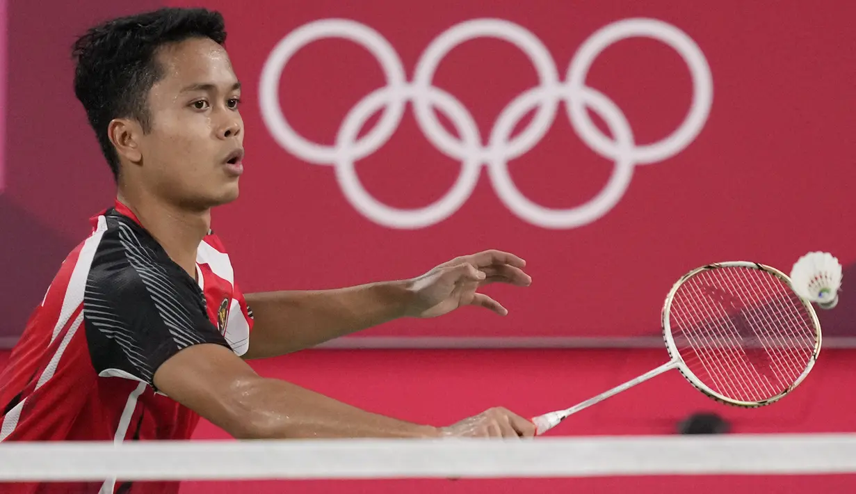 Tunggal putra Indonesia Anthony Sinisuka Ginting bertanding melawan Gergely Krausz dari Hungaria pada laga pertama cabang bulu tangkis tunggal putra Grup J Olimpiade Tokyo 2020 di Musashino Forest Plaza, Minggu (25/7/2021).  Anthony Ginting menang 21-13 dan 21-8. (AP Photo/Dita Alangkara)