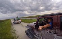 Ini bahaya keasyikan pakai tongsis dan GoPro sambil nyetir!