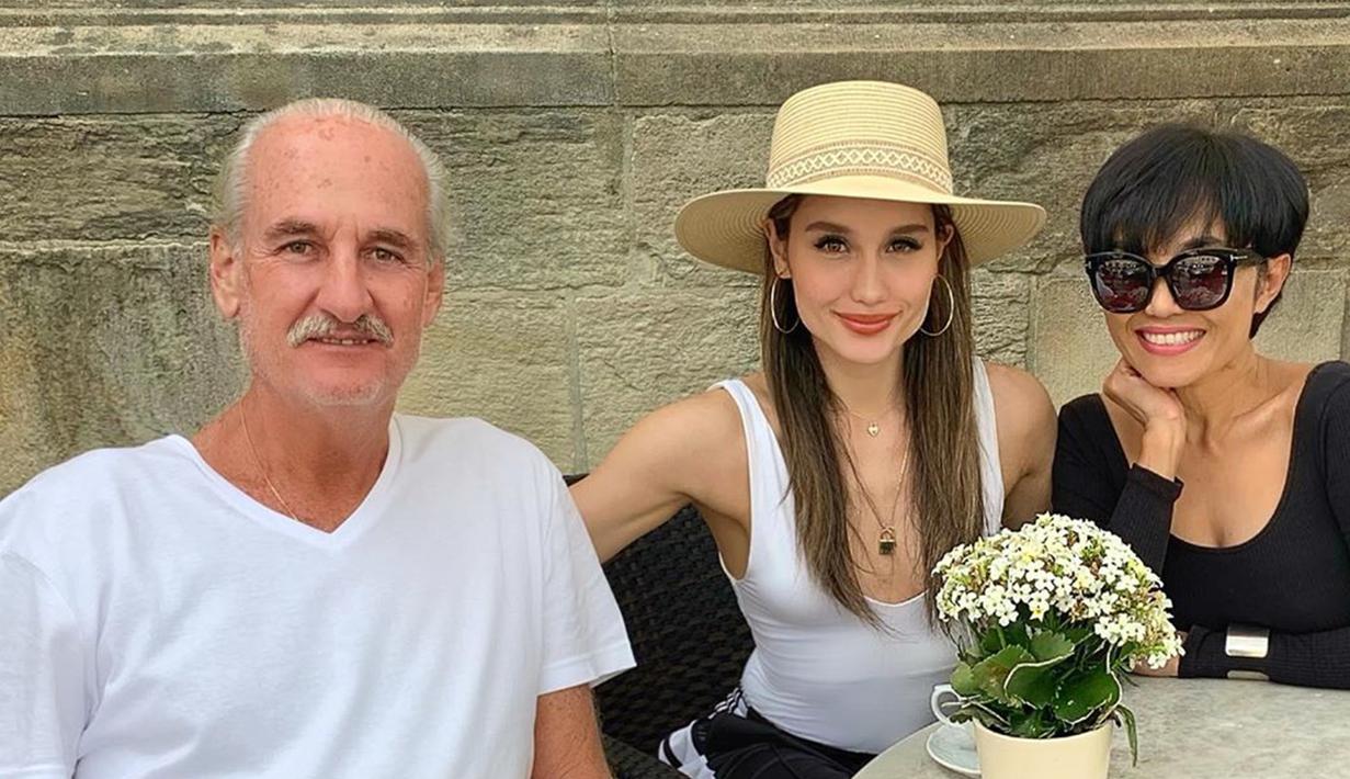 Foto Potret Kebersamaan Cinta Laura Bersama Keluarga Hot Liputan6 Com