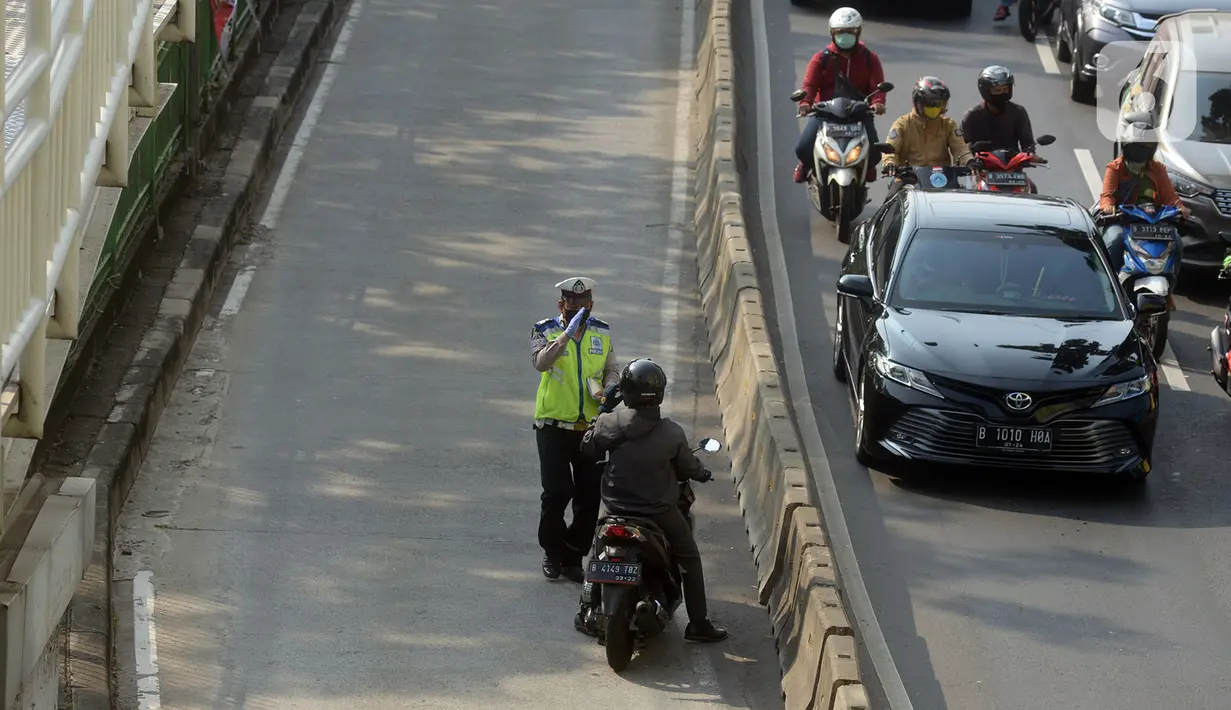 Polisi menindak pengendara sepeda motor yang melanggar aturan lalu lintas di Jalan Pasar Rumput, Manggarai, Jakarta, Selasa (21/7/2020). Polisi akan menggelar Operasi Patuh Jaya 2020 pada 23 Juli sampai 5 Agustus 2020 di seluruh Polda se-Indonesia. (merdeka.com/Imam Buhori)