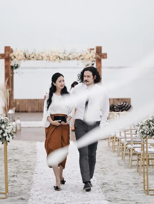 Asri Welas dan Dwi Sasono juga menjadi sasaran jepretan bapak dua anak ini. Dan lihat hasilnya, luar biasa ya. (Foto: Instagram/@ringgoagus)