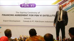 Infrastructure Project Finance at Export Development Canada (EDC) Tushar Handiekar memberi sambutan saat Penandatangan Perjanjian Pembiayaan Satelit PSN VI antara PT PSN dan EDC di Jakarta, Selasa (5/12). (Liputan6.com/Faizal Fanani)