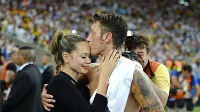 Mesut Ozil dan Mandy Capristo