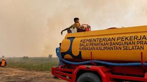Kementerian PU Siagakan Truk Tangki Air Perkuat Penanganan Karhutla Kalsel di Musim Kemarau