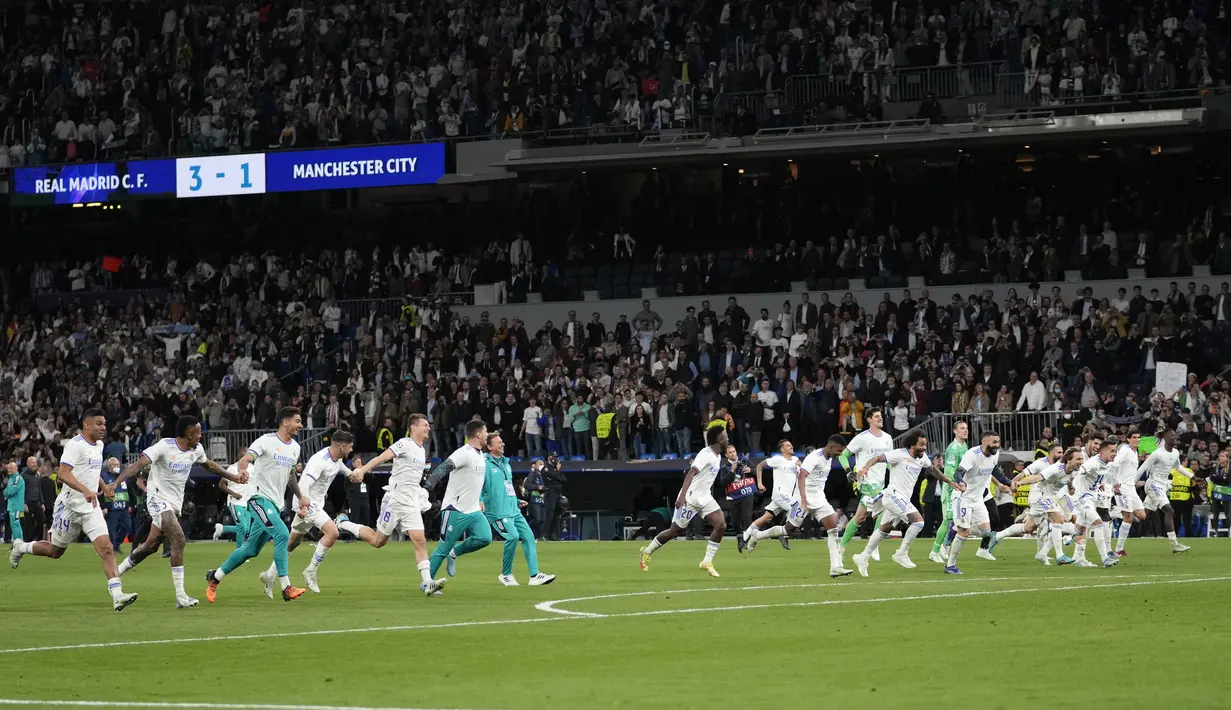 <p>Para pemain Real Madrid melakukan selebrasi usai pertandingan leg kedua semifinal Liga Champions melawan Manchester City di stadion Santiago Bernabeu di Madrid, Spanyol, Kamis (5/5/2022). Madrid menang atas City 3-1 dan lolos ke babak final dengan agregat, 6-5, atas The Citizens. (AP Photo/Bernat Armangue)</p>