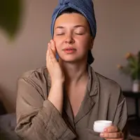 nighttime skincare routine bukan hanya sekadar ritual kecantikan, tetapi juga bentuk self care yang membantu kulit tetap sehat, segar, dan glowing saat bangun keesokan harinya. Dengan memahami layering skincare yang benar, setiap produk dapat bekerja lebih efektif sesuai fungsinya masing-masing.  (foto/dok: freepik/lookstudio)